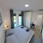 Modern Near Kanegra أوماغ